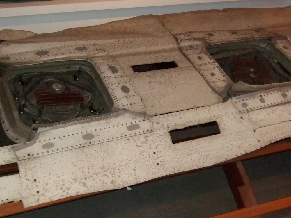 Fragmento de fuselagem do G-ALYP resgatado do Mediterrâneo, com dois recortes de janela e fileiras de rebites.