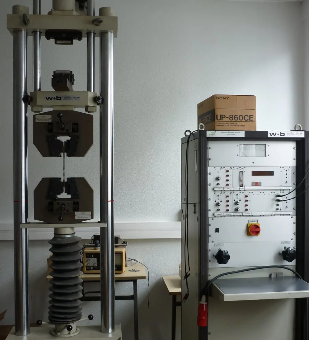 Máquina universal de ensaios com o corpo de prova montado entre as garras
